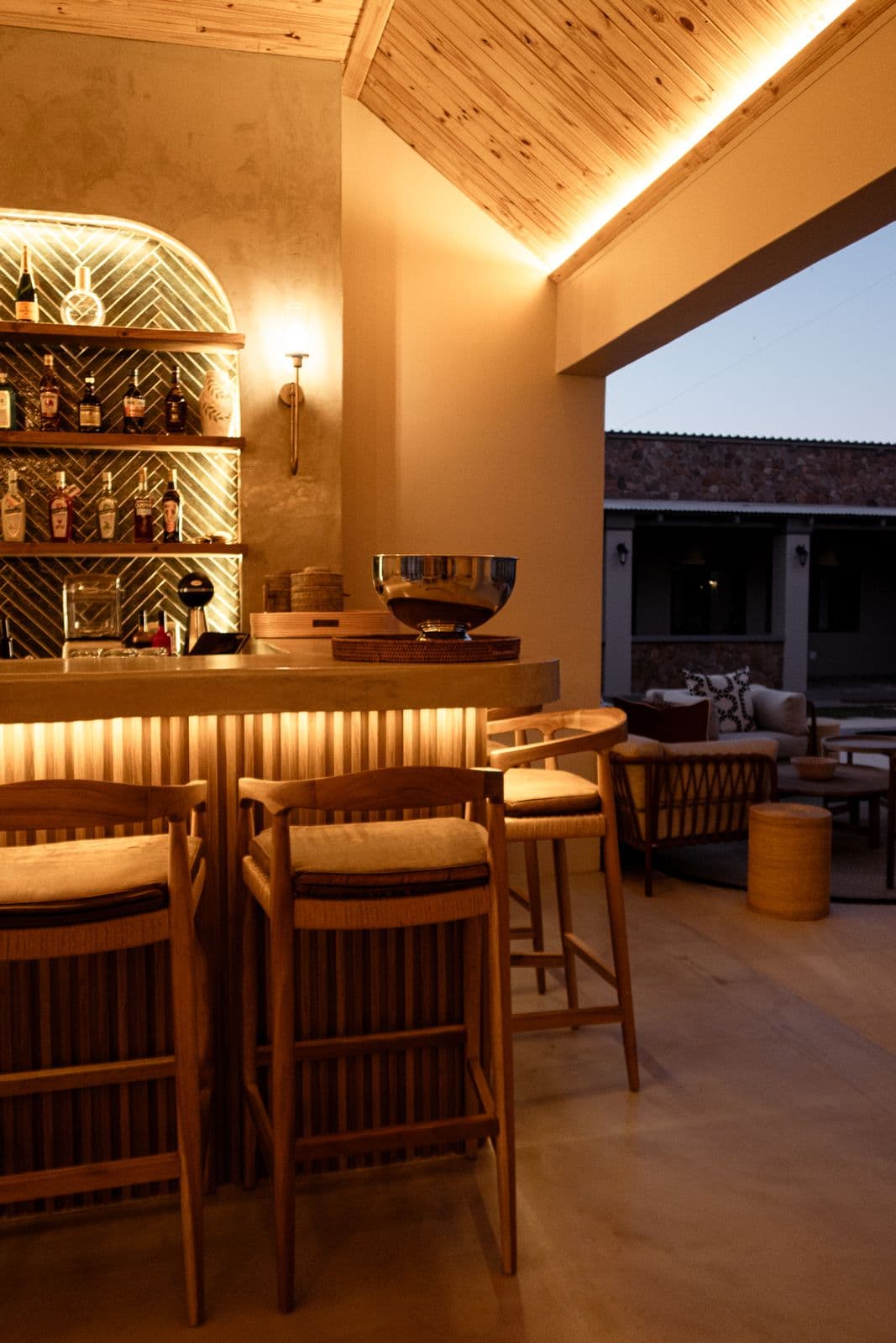 Die Bar der Lapa in der Dämmerung, rechts der Blick in die Lounge.