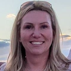 Katharina Drescher im Abendlicht, dahinter das Gelände der Farm.
