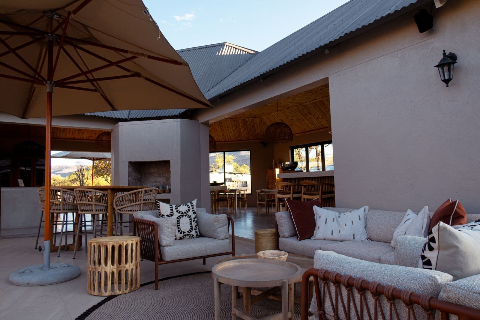 Die Lounge der Lapa bei Tag mit Sofas, Kamin und Barhockern.
